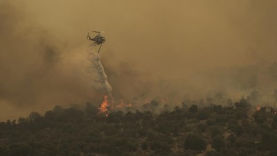 Aksi Pesawat dan Helikopter Pemadam Yunani Jinakkan Kebakaran Hutan