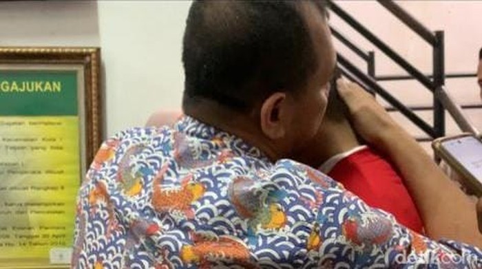 Zulkifli saat mengelus kepala Aditya Hasibuan. Keduanya bertemu di PN Medan. (Raja Malo Sinaga/detikSumut) Zulkifli saat mengelus kepala Aditya Hasibuan. Keduanya bertemu di PN Medan. (Raja Malo Sinaga/detikSumut)