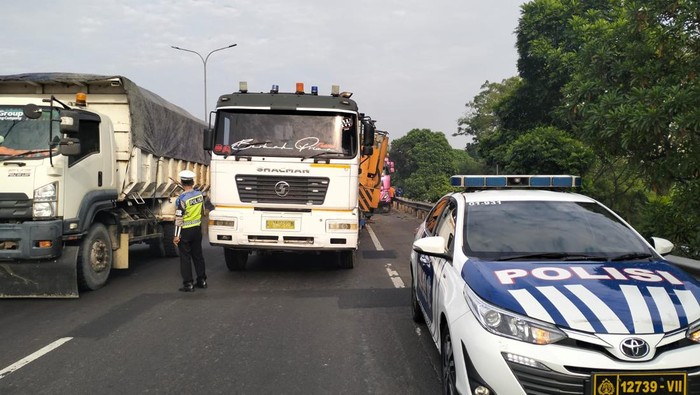 Ada Truk Patah As Roda di Tol JORR Layang Jatiwarna, Lalin Padat