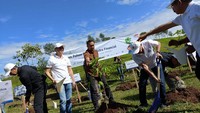 Suparno Djasmin (DIC Astra Financial) beserta jajaran CEO & DIC unit bisnis Astra Financial, Dedie A. Rachim (Wakil Wali Kota Bogor) dan Tatang Mulyadi (Plt. Kepala Dinas Pertanian Kabupaten Bogor) turut serta dalam penanaman pohon ini. 