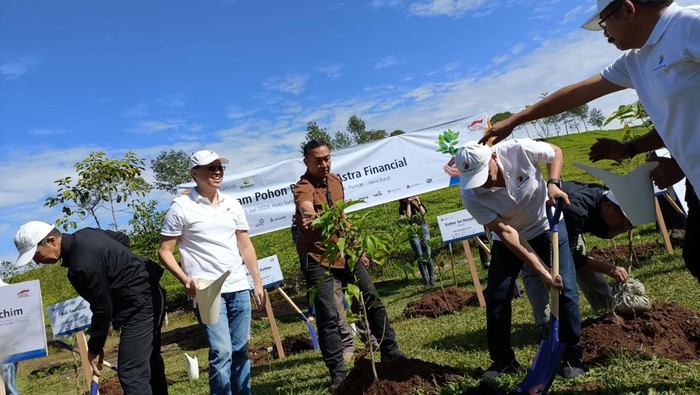 Astra Financial, divisi jasa keuangan PT Astra International Tbk, bersama 14 unit bisnisnya menyelenggarakan kegiatan “Tanam Pohon Bersama Astra Financial” di Hulu Sungai Ciliwung, Bogor, Jawa Barat, Jumat (21/7/2023). Aksi penanaman 6.600 pohon di Titik 0 Sungai Ciliwung ini inisiatif Astra Financial dalam upaya menciptakan lingkungan yang berkelanjutan dengan penurunan gas rumah kaca di udara.