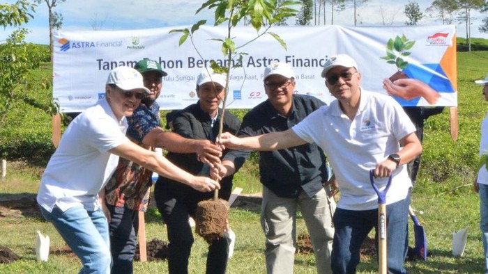 Aksi Tanam 6.600 Pohon di Titik 0 Km Sungai Ciliwung Astra Financial, divisi jasa keuangan PT Astra International Tbk, bersama 14 unit bisnisnya menyelenggarakan kegiatan βTanam Pohon Bersama Astra Financialβ di Hulu Sungai Ciliwung, Bogor, Jawa Barat, Jumat (21/7/2023). Aksi penanaman 6.600 pohon di Titik 0 Sungai Ciliwung ini inisiatif Astra Financial dalam upaya menciptakan lingkungan yang berkelanjutan dengan penurunan gas rumah kaca di udara.
