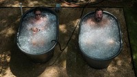 Tampak anggota gym berendam di bak berisi es untuk mendinginkan diri.
