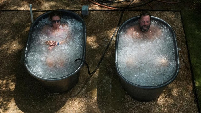 Anggota Gym Pindah Latihan ke Kolam Renang Saat 'Neraka' Bocor di Texas Elizabeth Whitehead and Justin Singer, members of the Mekanix Gym, a total wellness center, use the gym's pool at their Shadow Sanctuary facility to exercise with weights during hot weather in Houston, Texas, U.S., July 19, 2023. REUTERS/Adrees Latif