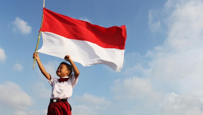 Bendera Merah Putih pertama kali dikibarkan pada proklamasi Kemerdekaan Indonesia tanggal 17 Agustus 1945. Lalu, apa arti merah putih pada bendera Indonesia?