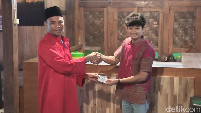 Juara Junior GP Catalunya, Fadillah Arbi Aditama (18) mendapatkan hadiah berlian, Jumat (21/7/2023) malam.