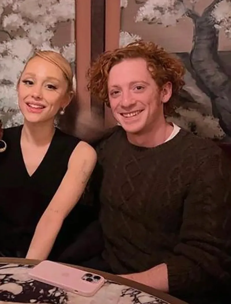 Ariana Grande dan Ethan Slater