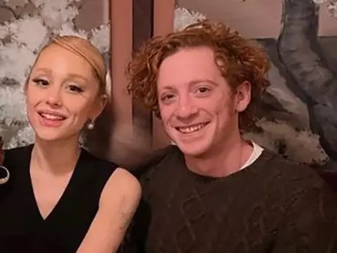 Ariana Grande dan Ethan Slater