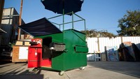 Dumpster Home - New York, Amerika SerikatRumah berbentuk tempat sampah merupakan karya dan milik desainer asal California, Gregory Kloehn.