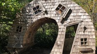 Twisted House - Indianapolis, IndianaRumah ini cukup unik karena bentuknya yang melengkung. Seluruh bangunannya terbuat dari kayu cedar.