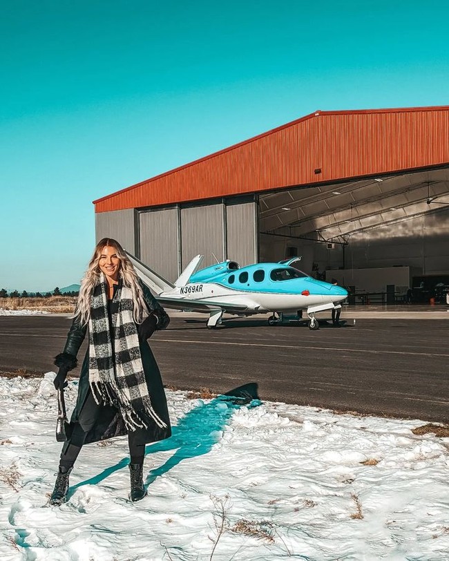 Salah satu caranya bisa tetap menikmati hidup meski menjalani profesi yang berat adalah dengan punya banyak waktu libur. Ketika tidak sedang bekerja, ia pun memanfaatkan waktu untuk melakukan hal-hal yang disukai, termasuk berpesta. Ashlea juga memilih untuk hidup sendiri tanpa anak dan pasangan dulu dan memastikan agar dirinya tidak punya utang. Foto: Instagram Ashlea