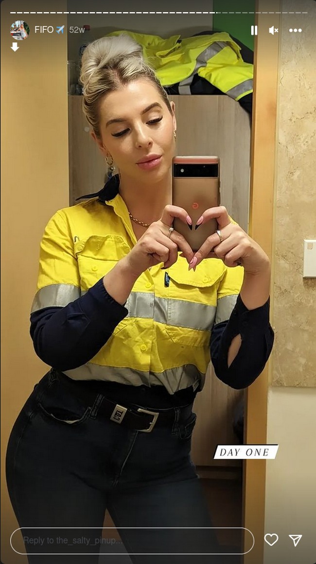 Ashlea disebut sebagai supir truk paling seksi karena pesonanya. Ia terlihat menawan terlebih tetap berdandan cantik ketika menjalani pekerjaan yang melibatkan fisik. Foto: Instagram Ashlea