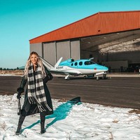 Salah satu caranya bisa tetap menikmati hidup meski menjalani profesi yang berat adalah dengan punya banyak waktu libur. Ketika tidak sedang bekerja, ia pun memanfaatkan waktu untuk melakukan hal-hal yang disukai, termasuk berpesta. Ashlea juga memilih untuk hidup sendiri tanpa anak dan pasangan dulu dan memastikan agar dirinya tidak punya utang. Foto: Instagram Ashlea