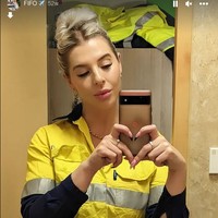 Ashlea disebut sebagai supir truk paling seksi karena pesonanya. Ia terlihat menawan terlebih tetap berdandan cantik ketika menjalani pekerjaan yang melibatkan fisik. Foto: Instagram Ashlea