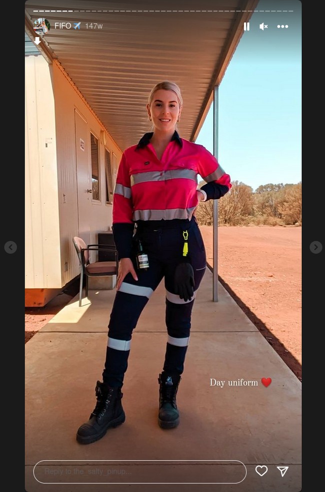 Ashlea adalah supir dump truck atau truk pengangkut barang. Ia jadi perbincangan setelah sering mengunggah kesehariannya di TikTok. Wanita asal Australia tersebut baru-baru ini mengungkap penghasilan fantastisnya yang mengejutkan banyak orang yakni AUD$ 120.000 (Rp 1,2 miliaran). Foto: Instagram Ashlea