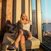 Aku menjadikannya prioritas dalam hidup untuk melakukan hal-hal keren. Aku selalu pergi ke acara-acara, aku selalu berpesta, aku selalu bepergian, aku selalu makan di luar, aku hanya melakukan hal-hal yang aku sukai, ujar Ashlea dalam video. Foto: Instagram Ashlea