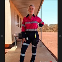 Ashlea adalah supir dump truck atau truk pengangkut barang. Ia jadi perbincangan setelah sering mengunggah kesehariannya di TikTok. Wanita asal Australia tersebut baru-baru ini mengungkap penghasilan fantastisnya yang mengejutkan banyak orang yakni AUD$ 120.000 (Rp 1,2 miliaran). Foto: Instagram Ashlea