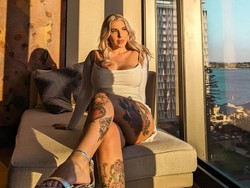 Potret Wanita yang Dijuluki Sopir Truk Paling Seksi, Gajinya Rp 1,2 M