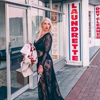 Sebelumnya, Ashlea mengaku pernah menjalani berbagai profesi termasuk jadi pembantu rumah tangga, bekerja di bar, dapur, bahkan sekuriti. Ia melamar untuk jadi supir truk tanpa pengalaman meski harus di-training sampai diizinkan terjun ke lapangan. Foto: Instagram Ashlea