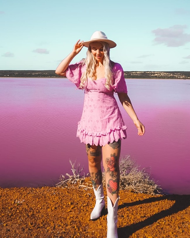 Meski suka jadi supir truk, Ashlea mengaku pekerjaannya punya sisi gelap. Jadi meski libur dua minggu pekerjaanku sangat sulit. Aku benar-benar mengglamorisasinya sedikit. Tidak selalu seperti itu, pekerjaannya sangat lama, kamu terisolasi dari teman dan keluarga, kamu terus menerus merasa lelah dan panas, jelas Ashlea. Foto: Instagram Ashlea