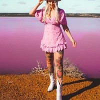 Meski suka jadi supir truk, Ashlea mengaku pekerjaannya punya sisi gelap. Jadi meski libur dua minggu pekerjaanku sangat sulit. Aku benar-benar mengglamorisasinya sedikit. Tidak selalu seperti itu, pekerjaannya sangat lama, kamu terisolasi dari teman dan keluarga, kamu terus menerus merasa lelah dan panas, jelas Ashlea. Foto: Instagram Ashlea