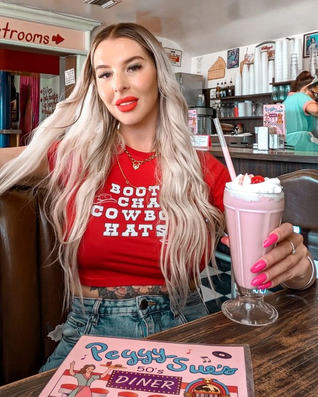 Wanita yang dijuluki supir truk terseksi itu kemudian memilih pekerjaan tersebut karena suka bepergian dan bisa libur dua minggu dalam sebulan. Foto: Instagram Ashlea