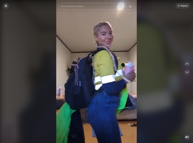 Dilansir NYPost, Ashlea mengendarai truk pengangkut muatan di sekitar pertambangan Pilbara. Ia ditugaskan untuk 14 hari bekerja, 14 hari libur. Begini gayanya saat akan menjalani pekerjaan. Foto: Instagram Ashlea