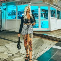 Wanita itu biasa terbangun pukul 04:00 kemudian menjalani jam kerjanya selama 12 jam dalam kondisi cuaca yang sangat panas. Meski begitu, Ashlae mengaku hidupnya menyenangkan. Foto: Instagram Ashlea