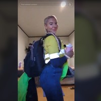 Dilansir NYPost, Ashlea mengendarai truk pengangkut muatan di sekitar pertambangan Pilbara. Ia ditugaskan untuk 14 hari bekerja, 14 hari libur. Begini gayanya saat akan menjalani pekerjaan. Foto: Instagram Ashlea