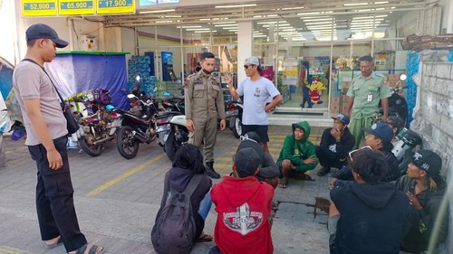 Belasan anak jalanan yang diamankan lantaran memalak pengunjung toko dan meminta makanan secara paksa di wilayah Gilimanuk, Kecamatan Melaya, Kabupaten Jembrana, Bali, Jumat (21/7/2023). (Foto: Istimewa)
