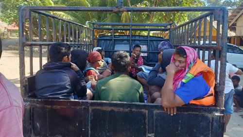 Belasan nelayan asal Lombok Timur dievakuasi ke rumah warga di Kabupaten Sumba Barat Daya, Nusa Tenggara Timur (NTT), Jumat (21/7/2023). (Foto: Istimewa)