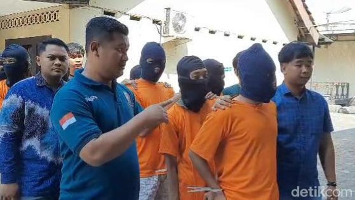 Belasan tersangka pengeroyokan pemotor hingga korban luka berat di Mojokerto.