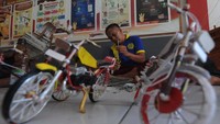 Sedangkan pendampingan kemandirian berupa bekal keterampilan membuat kerajinan tangan, bertani, memasak atau tamping dapur, budi daya ikan, budi daya bunga anggrek.  