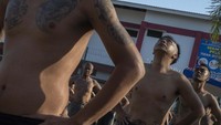 Lonceng tanda apel pagi nyaring berbunyi Rumah Tahanan (Rutan) Kelas IIB Boyolali, Jawa Tengah. Berbondong-bondong Warga Binaan Pemasyarakatan (WBP) mulai bersiap mengikuti apel dan senam pagi.  