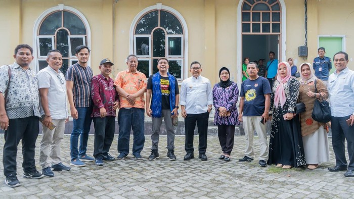 Billy Mambrasar dan Bupati Banggai Amirudin Tamoreka setelah meninjau bakal lokasi Banggai Prestasi Hub.