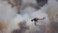 Helikopter pemadam kebakaran membuat tetesan air, saat api membakar di dekat desa Pournari, Yunani, 18 Juli 2023. Peristiwa El Nino biasanya dikaitkan dengan peningkatan curah hujan di sebagian wilayah Amerika Selatan bagian selatan, selatan Amerika Serikat (AS), Tanduk Afrika, dan Asia Tengah. REUTERS/Giorgos Moutafis