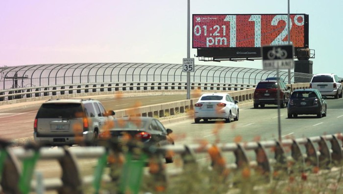 Bingkai Sepekan: Malapetaka Iklim Kian Nyata Mengancam Dunia Billboard displays temperature as Phoenix breaks heat record of 19 consecutive days above 110 degrees Fahrenheit, in Phoenix, Arizona, U.S., July 18, 2023. REUTERS/Liliana Salgado