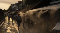 Orang-orang berjalan di samping mesin kabut untuk mendinginkan diri, di distrik Monastiraki Athena, pada Kamis, 20 Juli 2023. El Nino adalah pola iklim alami di Samudra Pasifik tropis yang membawa suhu permukaan laut yang lebih hangat dari rata-rata dan berpengaruh besar terhadap cuaca di Bumi. AP/Petros Giannakouris