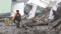 Seorang petugas penyelamat dengan seekor anjing mencari orang-orang di lokasi tanah longsor yang disebabkan oleh hujan lebat di Yecheon, Korea Selatan. Pakar menyebut perubahan iklim menjadi faktor hujan intensitas tinggi yang menyebabkan banjir dan longsor di sejumlah negara. Bencana itu pun merenggut nyawa. AP/Yun Kwan-shick