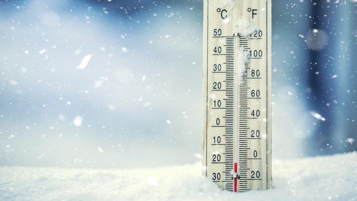 Suhu dingin di Bandung, Jawa Barat sempat mencapai angka 17 derajat Celsius. Badan Meteorologi, Klimatologi dan Geofisika (BMKG) menjelaskan penyebabnya.