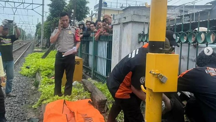 Buka paksa palang kereta di Matraman, pemotor tewas