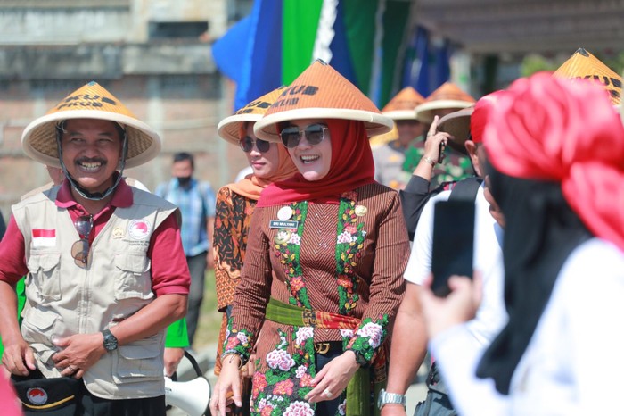 Bupati Klaten Sri Mulyani menghadiri acara tanam kedelai FKUB di Kecamatan Ceper, Klaten.