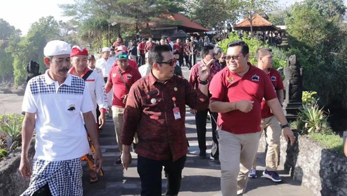 Bupati Sanjaya (tengah) meninjau tebing sekaligus akses menuju Pura Batu Bolong di areal Pura Luhur Tanah Lot, Jumat (21/7/2023). (istimewa)