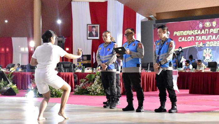 Calon taruna dan taruni Akademi Kepolisian (Akpol) menunjukkan bakat di tahap Pemeriksaan Penampilan. Tahap Pemeriksaan Penampilan Catar dipimpin Wakapolri Komjen Agus Andrianto.
