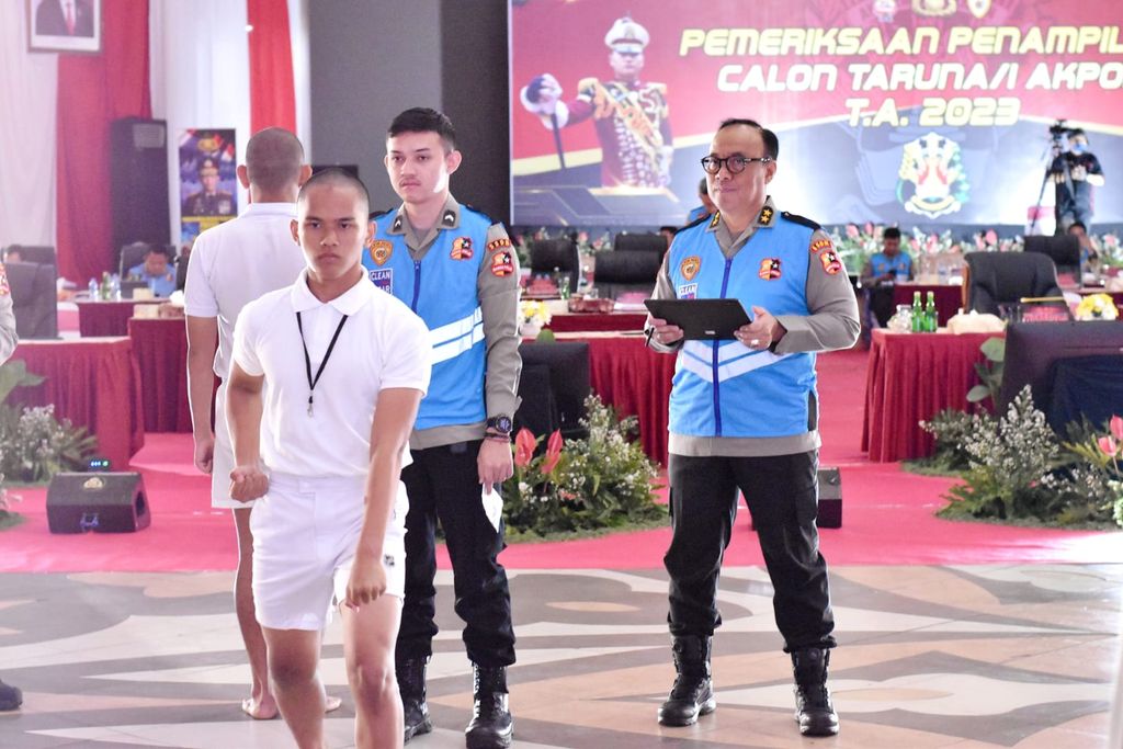 Calon taruna dan taruni Akademi Kepolisian (Akpol) menunjukkan bakat di tahap Pemeriksaan Penampilan. Tahap Pemeriksaan Penampilan Catar dipimpin Wakapolri Komjen Agus Andrianto.