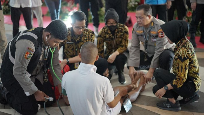 calon taruna ini mengaku kakinya keram. Calon taruna itu pun nampak menjelaskan hal yang dirasakannya kepada tim medis (dok istimewa)