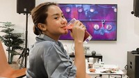 Bahkan sebelum tidur, Cita Rahayu memiliki ritual yakni minum jus buah. Menurutnya buah mengandung banyak nutrisi untuk kesehatan. Foto: Instagram @cita_citata