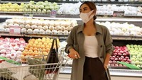 Meski doyan kulineran, Cita Rahayu paling suka menikmati buah-buahan. Begini momennya saat berbelanja buah-buahan di supermarket. Foto: Instagram @cita_citata