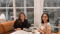 Kalau yang satu ini adalah momen Cita Rahayu saat nongkrong bareng Nafa Urbach. Mereka memesan menu dan berpose sebelum menikmatinya. Foto: Instagram @cita_citata