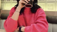 Pelantun ‘Goyang Dumang’ ini rupanya penikmati kopi. Begini momennnya saat menikmati kopi saat nongkrong di kafe. Foto: Instagram @cita_citata